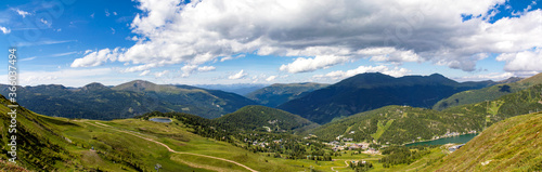  Turracher Höhe, Blick ins Tal auf den Turracher See und blauer Himmel, Panorama.