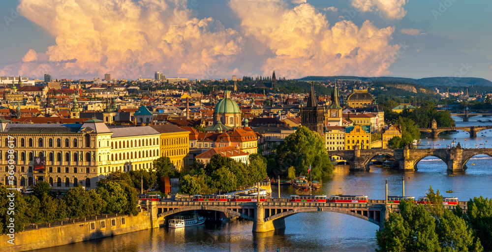 Φωτογραφία Panorama of Old Prague and famous bridges during the evening storm
