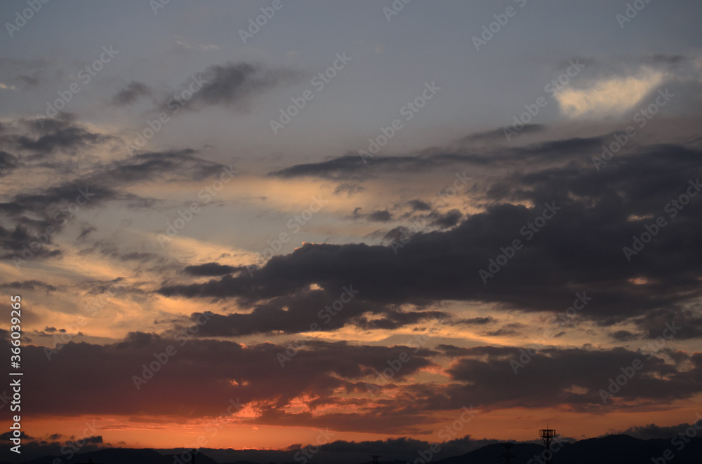 雲の多い夕焼け空