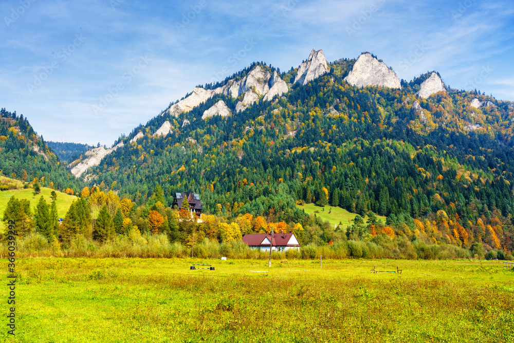 Φωτογραφία View of Trzy Korony (Three Crowns) peak in Pieniny National Park, Poland on a warm summer day