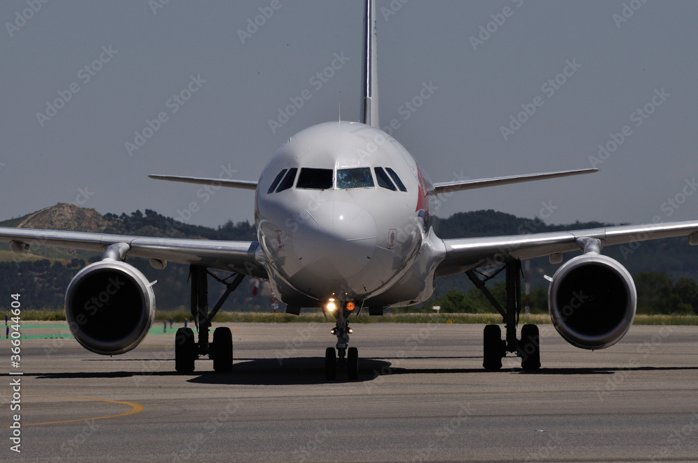 Vista frontal de avión de línea en aeropuerto