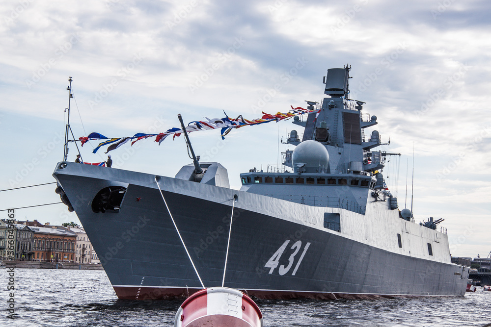 Naklejka premium close-up military warship in the water area of the neva