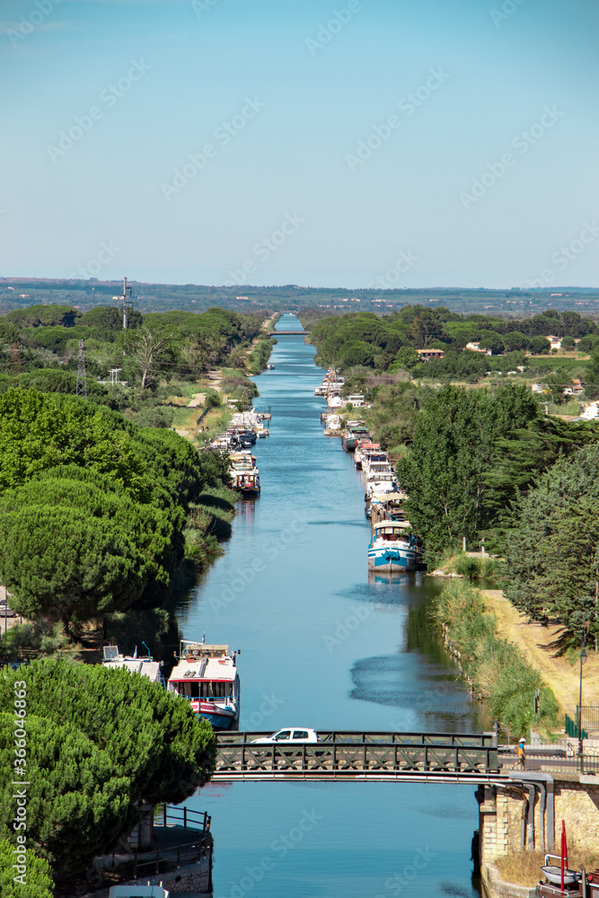 Vue sur le canal du Rhône 