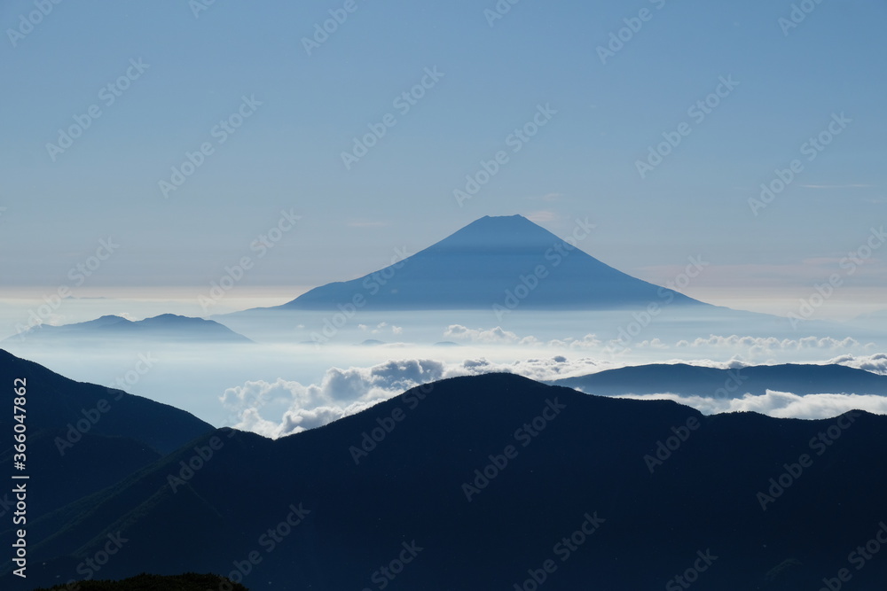 富士山の見える南アルプスの絶景トレイル。日本の雄大な自然。百名山。View of Mt. Fuji. Amazing trekking area in Japanese South Alps.
