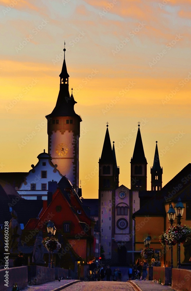 Würzburg, Altstadtsilhouette im Morgenlicht