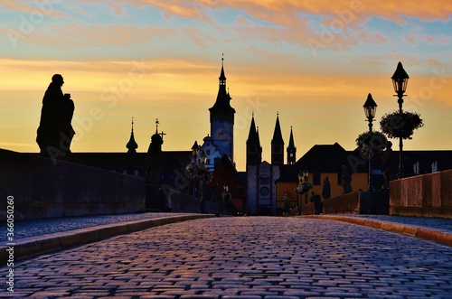 Würzburg, Alte Mainbrücke im Morgenlicht