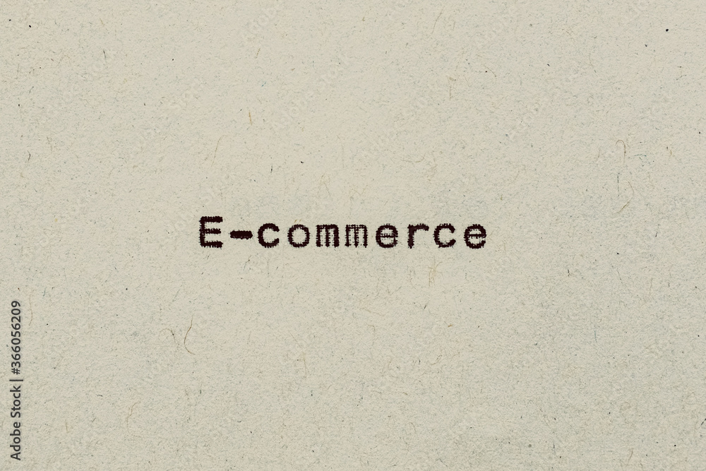 E-commerce als Text auf Papier mit Schreibmaschine E-commerce als Text auf Papier mit Schreibmaschine