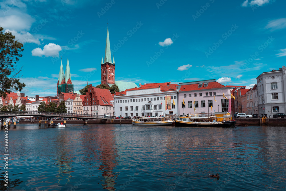 St. Petri und St. Marien der Hansestadt Lübeck von Obertrave aus