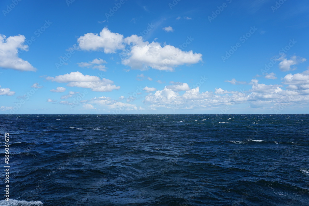 Obraz premium Himmel und Meer auf der Ostsee, bei starkem Wind
