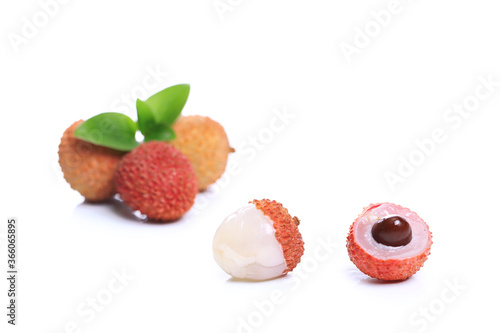 litchi, fruit détouré sur fond blanc 