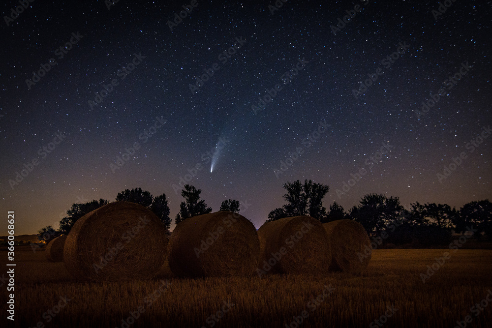 Fototapeta premium Comète Neowise dans le Tarn, photo de nuit - Occitanie - France