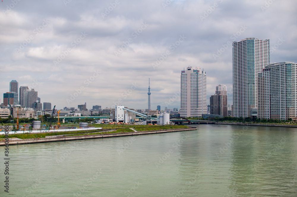 曇り空の河とビルとスカイツリー