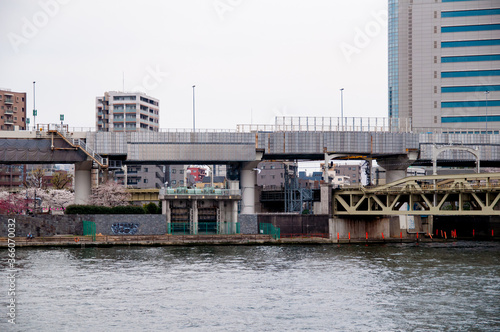 隅田川から見た水門と高速道路 © 高太郎 本田
