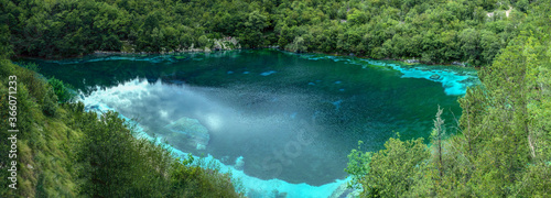 Lago di Cornino a Forgaria nel Friuli di Udine, laghetto dai colori scintillanti e bellissimi
