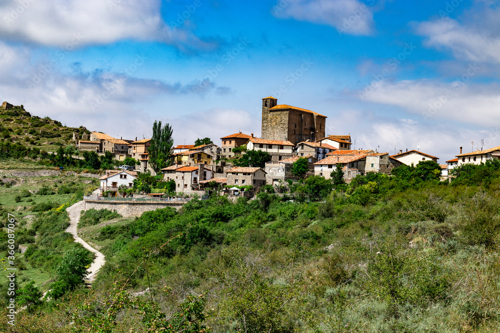 Paseo por el pueblo de Trevijano, Rioja y el cañon del rió de Leza