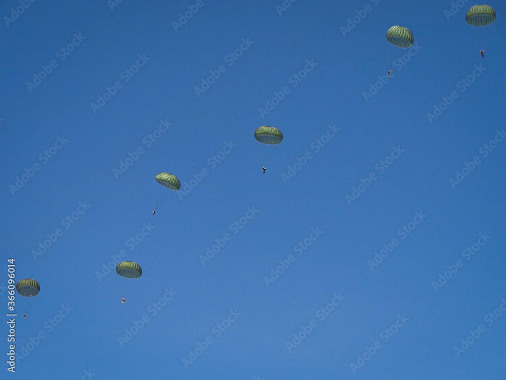 Fototapeta premium Paratroopers against a blue sky