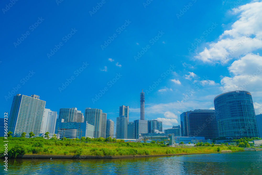 横浜みなとみらいの街並みと青空