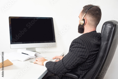 Businessman in a headset lo...