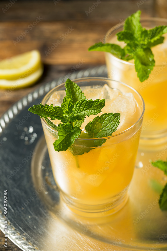 Fototapeta premium Refreshing Boozy Whiskey Smash