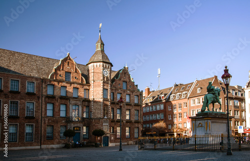 Düsseldorfer Rathaus mit Marktplatz und Reiterstandbild des Kürfürsten Jan Wellem