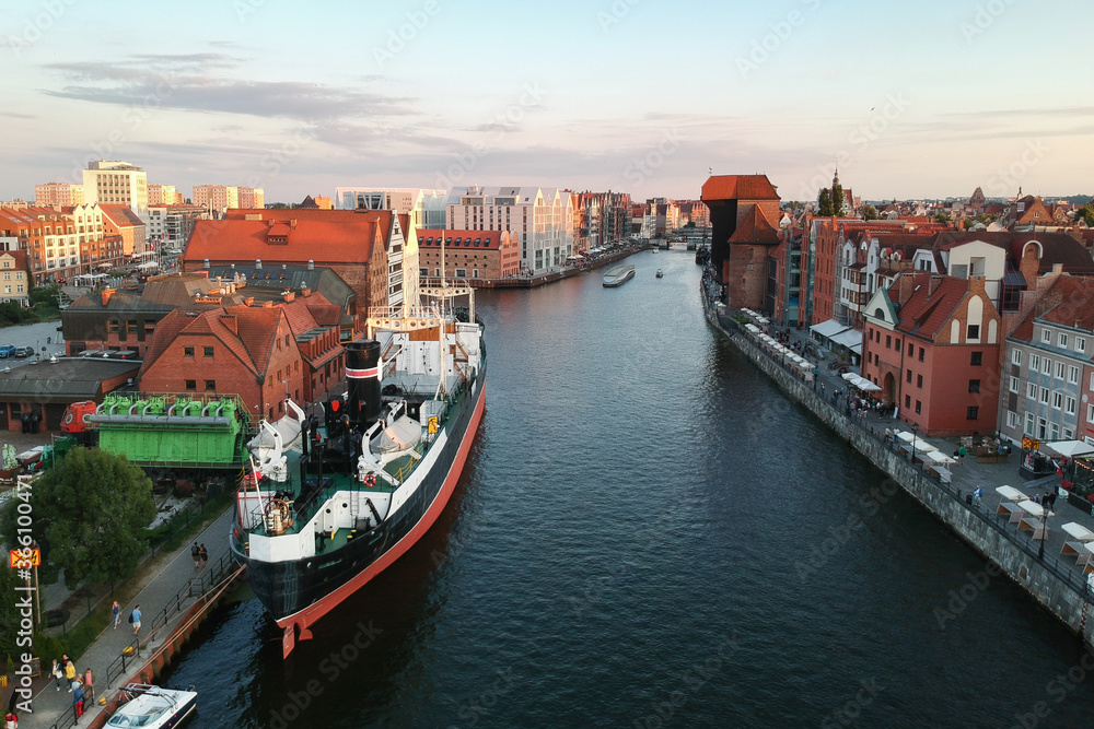 Obraz premium Aerial view of the old town in Gdansk with amazing architecture at sunset, Poland