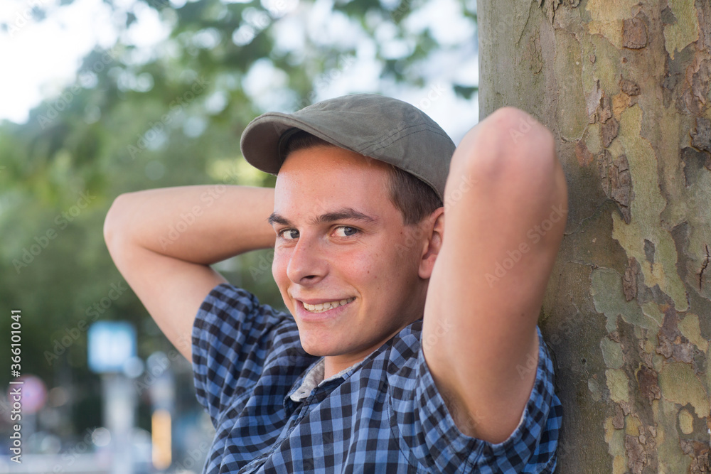 Obraz premium Junger Mann außen mit kariertem Hemd 