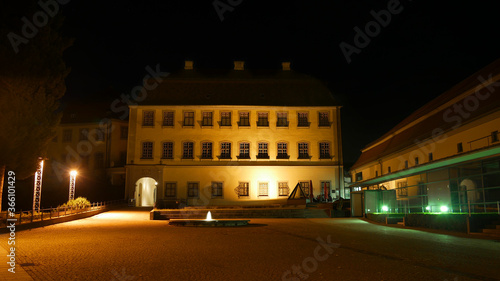 Laupheim, Deutschland: Blick aufs Schloss Großlaupheim bei Nacht © KK imaging