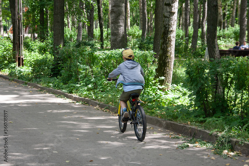A boy riding a bicycle along the paths of the park © MIKHAIL BATURITSKII	