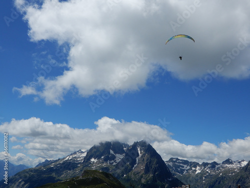 Parapente volant dans la vallée de Chamonix.