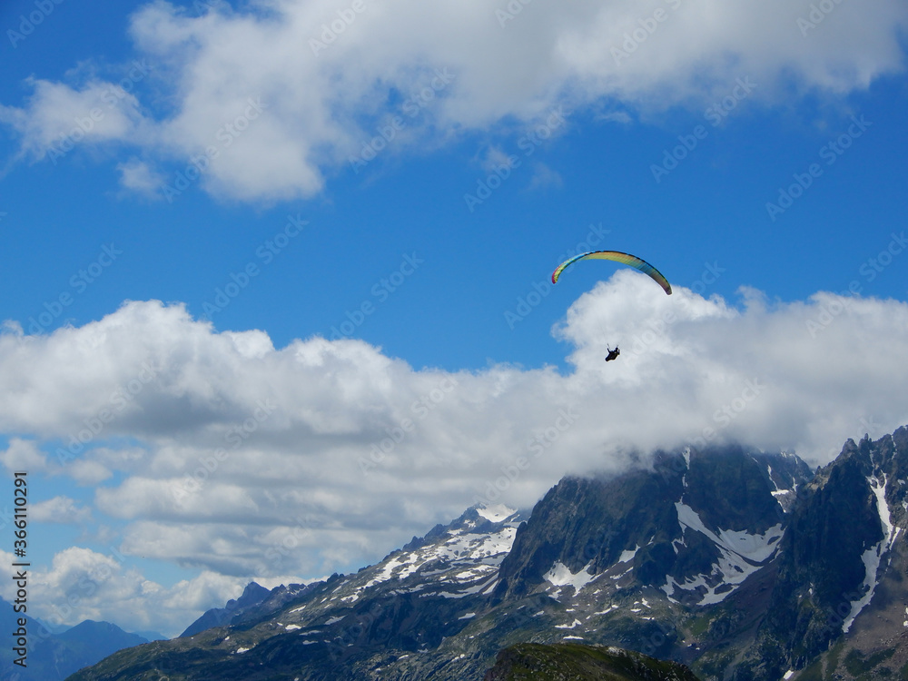 Parapente volant dans la vallée de Chamonix. Parapente volant dans la vallée de Chamonix.