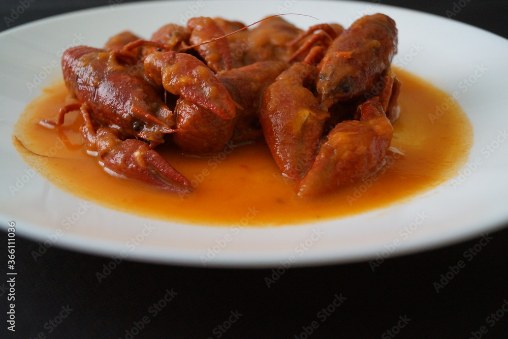 Cangrejos de río en salsa de tomate, con cebolla y pimiento rojo y verde Cangrejos de río en salsa de tomate, con cebolla y pimiento rojo y verde