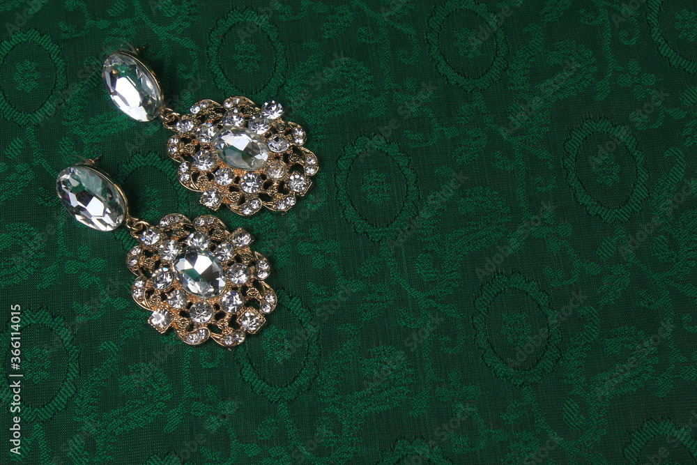 luxury green jewelry in the Baroque style on a purple background. Vintage, retro style.
copy space
luxury green jewelry in the Baroque style on a purple background. Vintage, retro style.
copy space