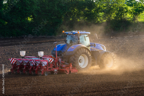 Un  agriculteur sème du maïs photo