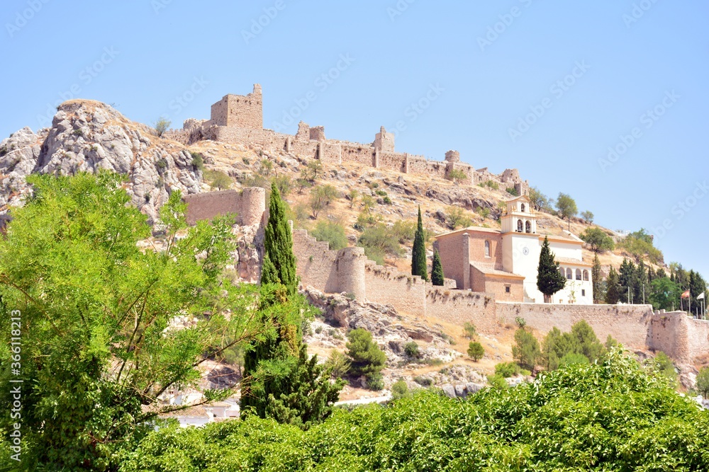 Vista del pueblo de Moclín y su castillo, Granada, España