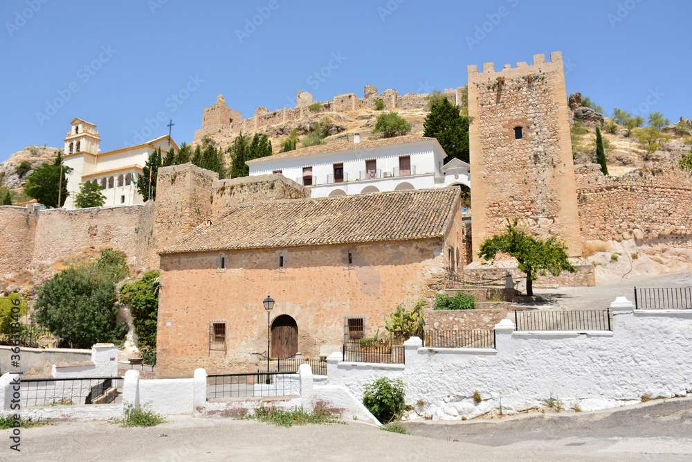 Vista del pueblo de Moclín y su castillo, Granada, España