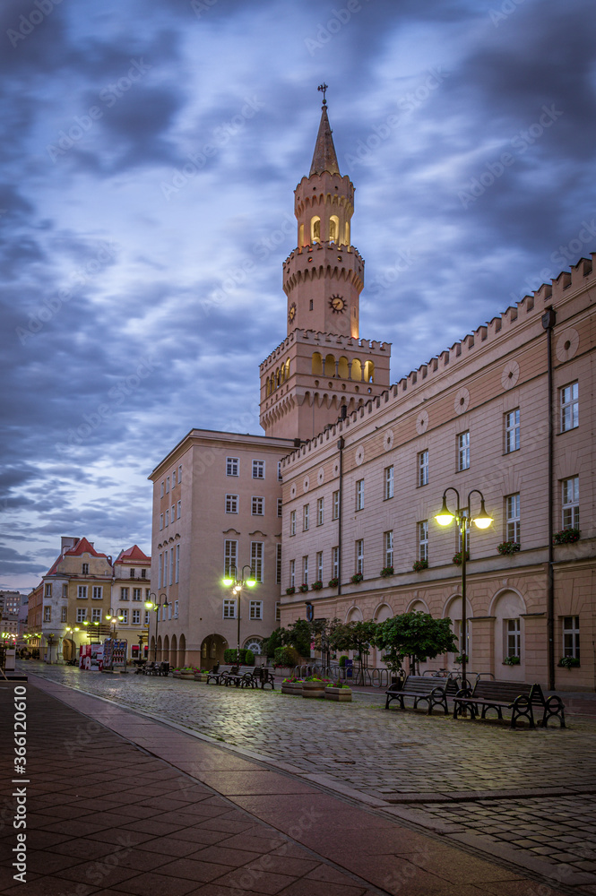 Fototapeta premium Stare Miasto w Opolu w nocy przed wschodem słońca