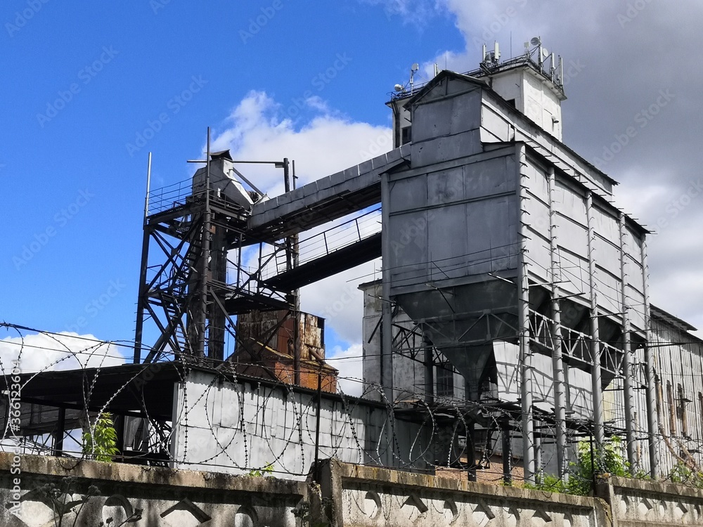 Una fábrica abandonada que ocupa un enorme territorio dentro de la ciudad. Una fábrica abandonada que ocupa un enorme territorio dentro de la ciudad.