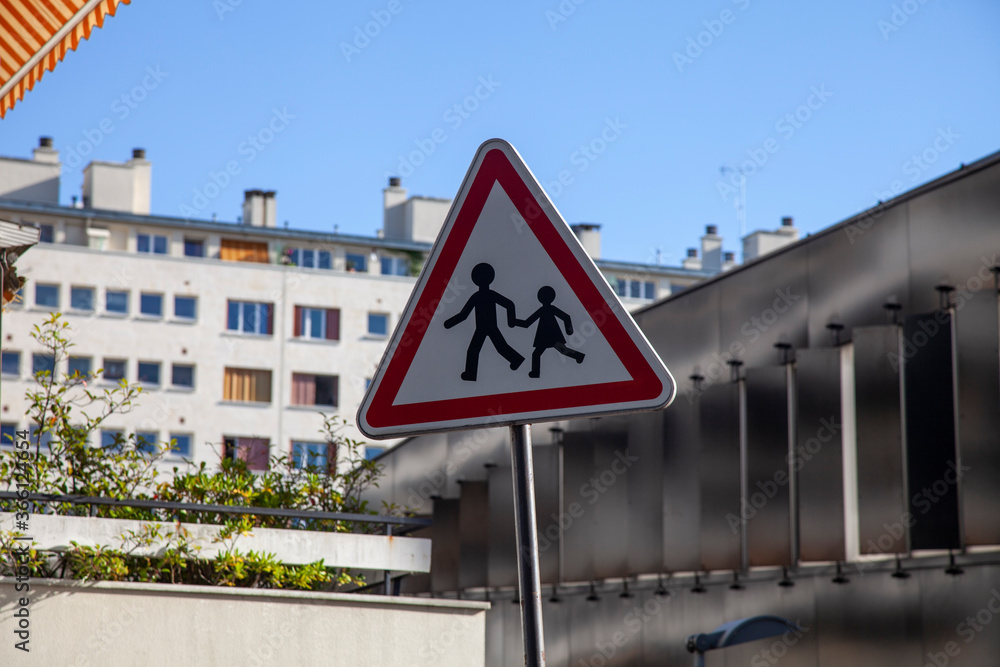 panneau de signalisation école Stock Photo | Adobe Stock