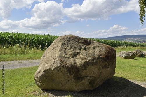 Findling in der Landschaft bei Salzhemmendorf