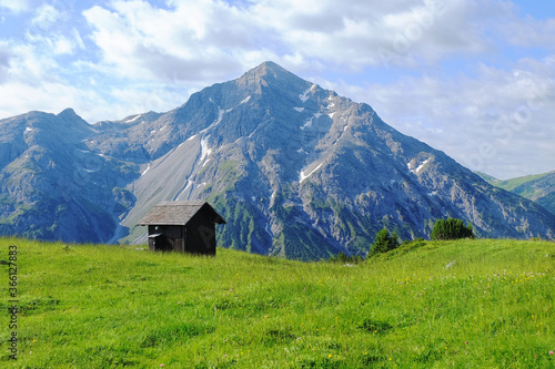 Hütte vor Berggipfel in den Alpen