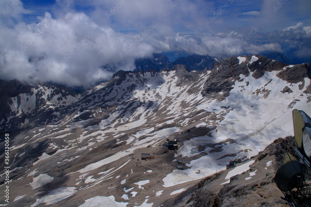 blick von der zugspitze in die von Wolken umgebene Alpen