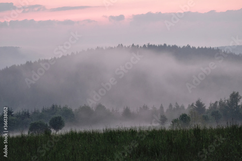 Nebel vor Hügel im Erzgebirge im Sonnenuntergang