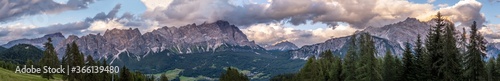 Dolomiten Panorama von der Punta Fiames über den Cristallo bis zur Sorapis im Sommer am Abend mit Bewölkung photo