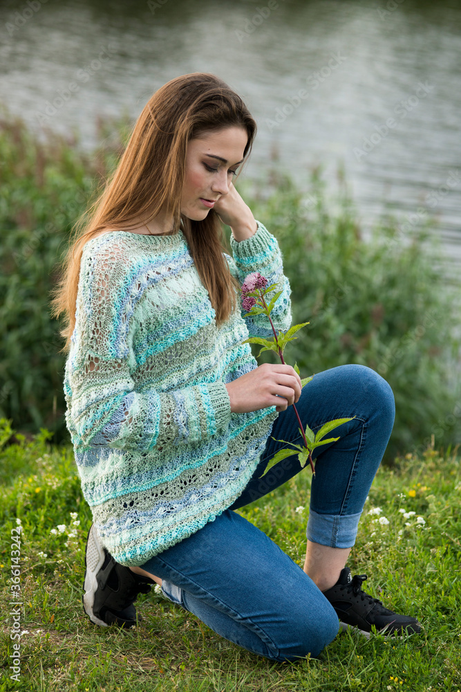 Obraz premium Romantic girl on an evening summer walk 