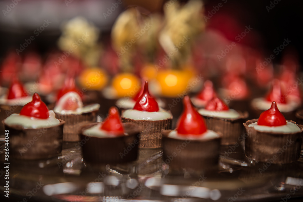 Doces de chocolate com pimenta vermelha. Doces de chocolate com pimenta vermelha.