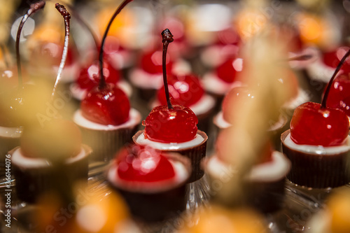 Close em cerejas em buffet de festa. photo