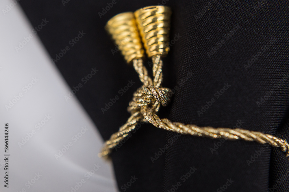 Guardanapo de tecido preto com enfeite dourado, dentro do prato. Guardanapo de tecido preto com enfeite dourado, dentro do prato.