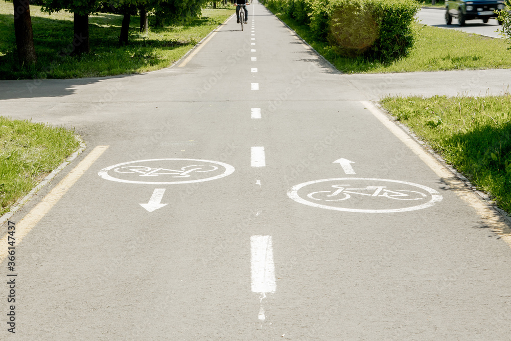 Obraz premium Bicycle signs on the bicycle way in the city