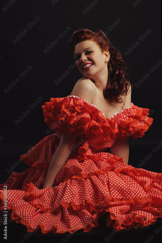 jeune et jolie femme rousse pin-up coquine et sexy avec une robe flamenco  rouge vintage Photos | Adobe Stock
