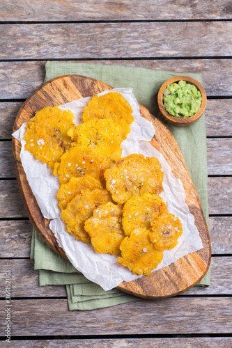Foto Fried tostones, green plantains, bananas with guacamole sauce